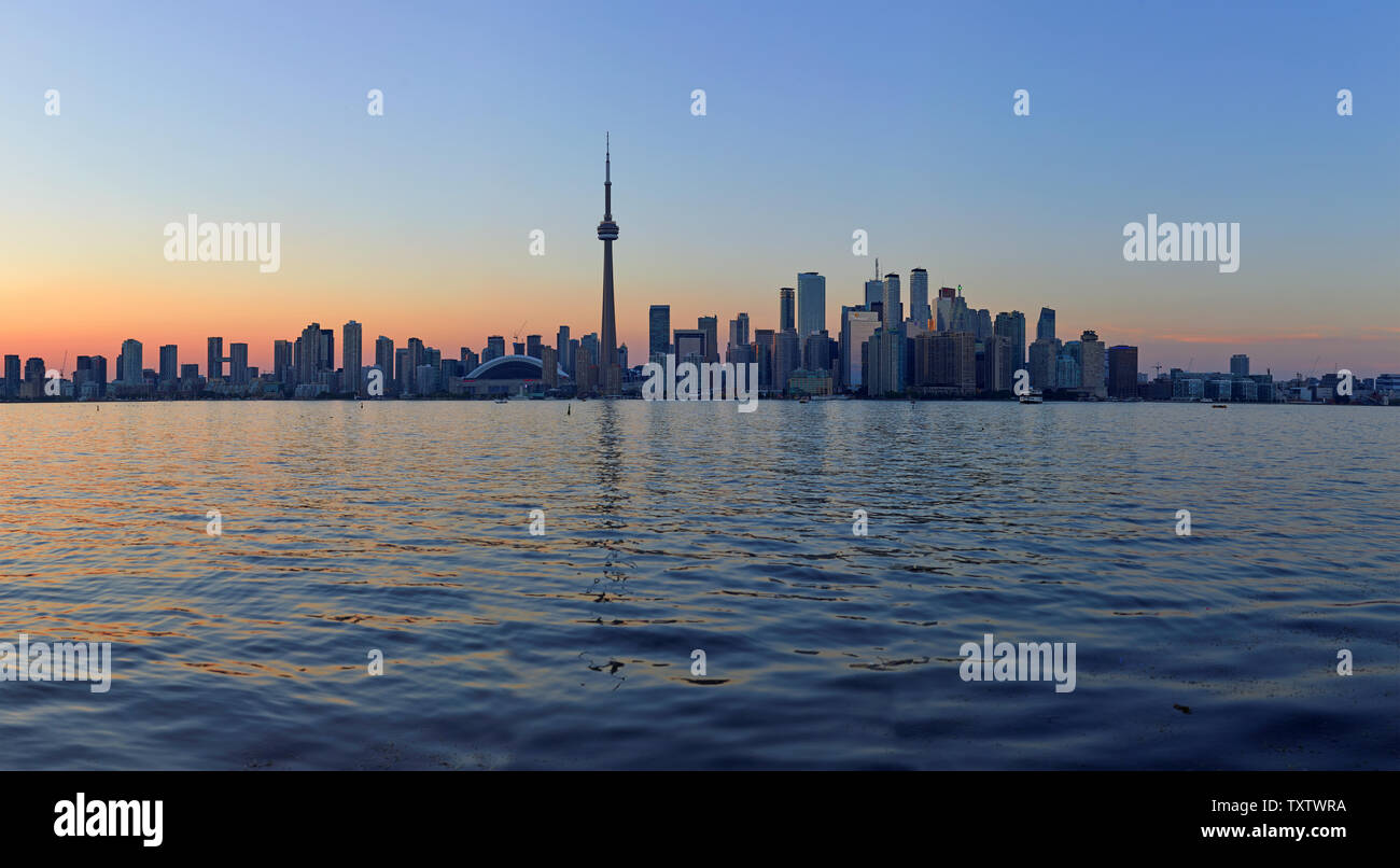 L'horizon de Toronto avec l'emblématique Tour du CN, l'Ontario, Canada Banque D'Images