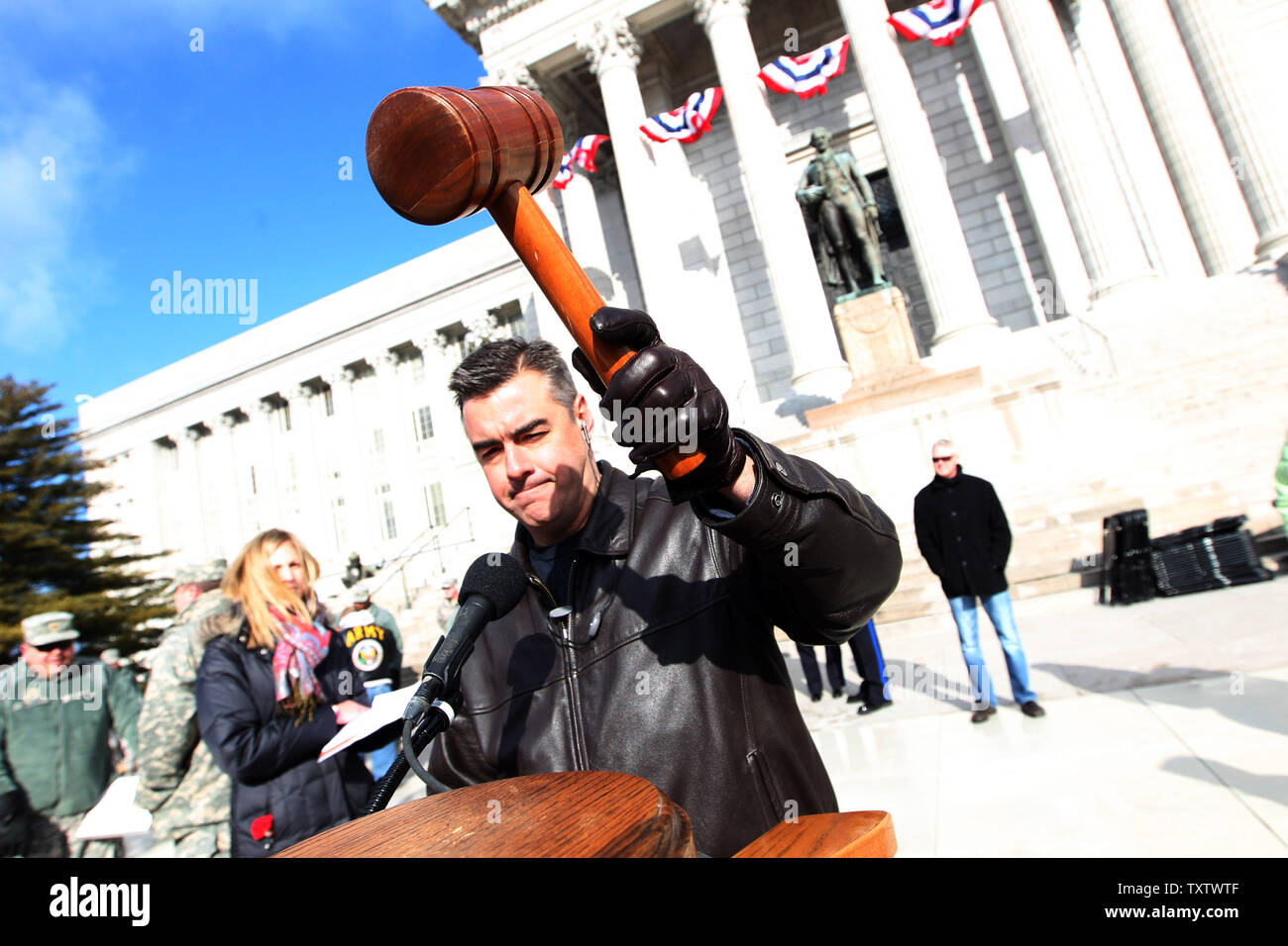 Tom Dempsey, président provisoire du Sénat de l'État du Missouri, sons le maillet au cours d'une session pratique à la capitale de l'Etat dans la région de Jefferson City, Missouri, le 13 janvier 2013. Dans l'état élu fonctionnaires prendront leur serment d'office le 14 janvier 2013, lors des cérémonies d'Inauguration du Missouri. UPI/Bill Greenblatt Banque D'Images
