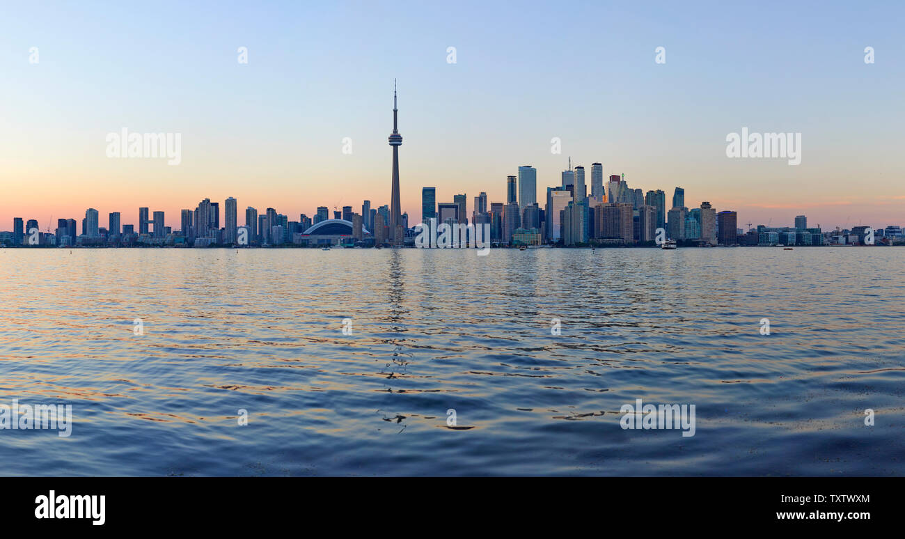 L'horizon de Toronto avec l'emblématique Tour du CN, l'Ontario, Canada Banque D'Images