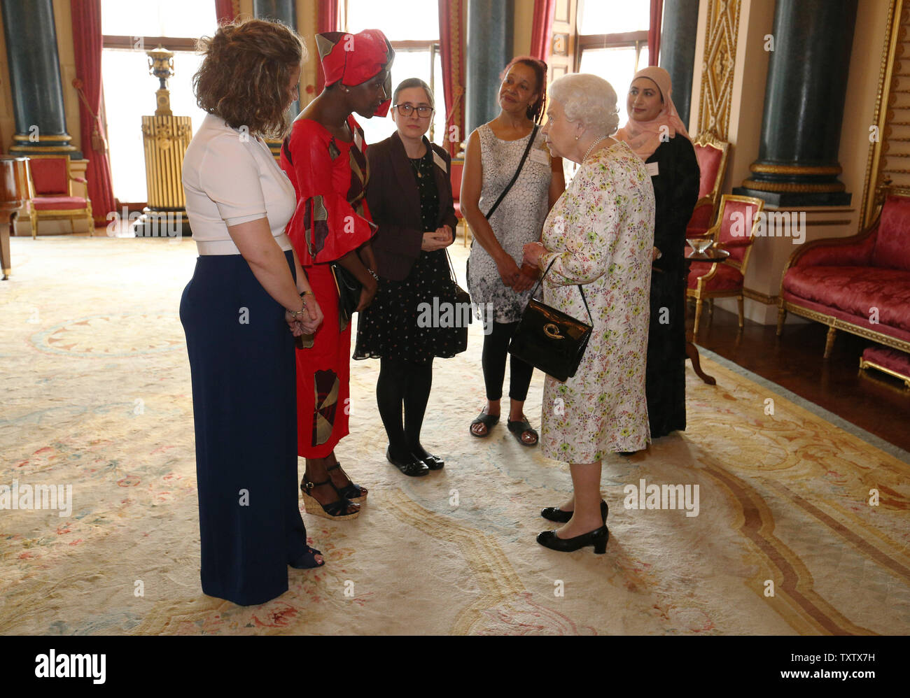 La reine Elizabeth II salue (de gauche à droite) Anna Dyson, Valentine, Emma Nkoyo Holton, Rachael Cox, et Nighat Khan lors d'une réception à Buckingham Palace, Londres, pour célébrer le travail de UK foi et croyance des groupes pour amener les collectivités locales ensemble. Banque D'Images