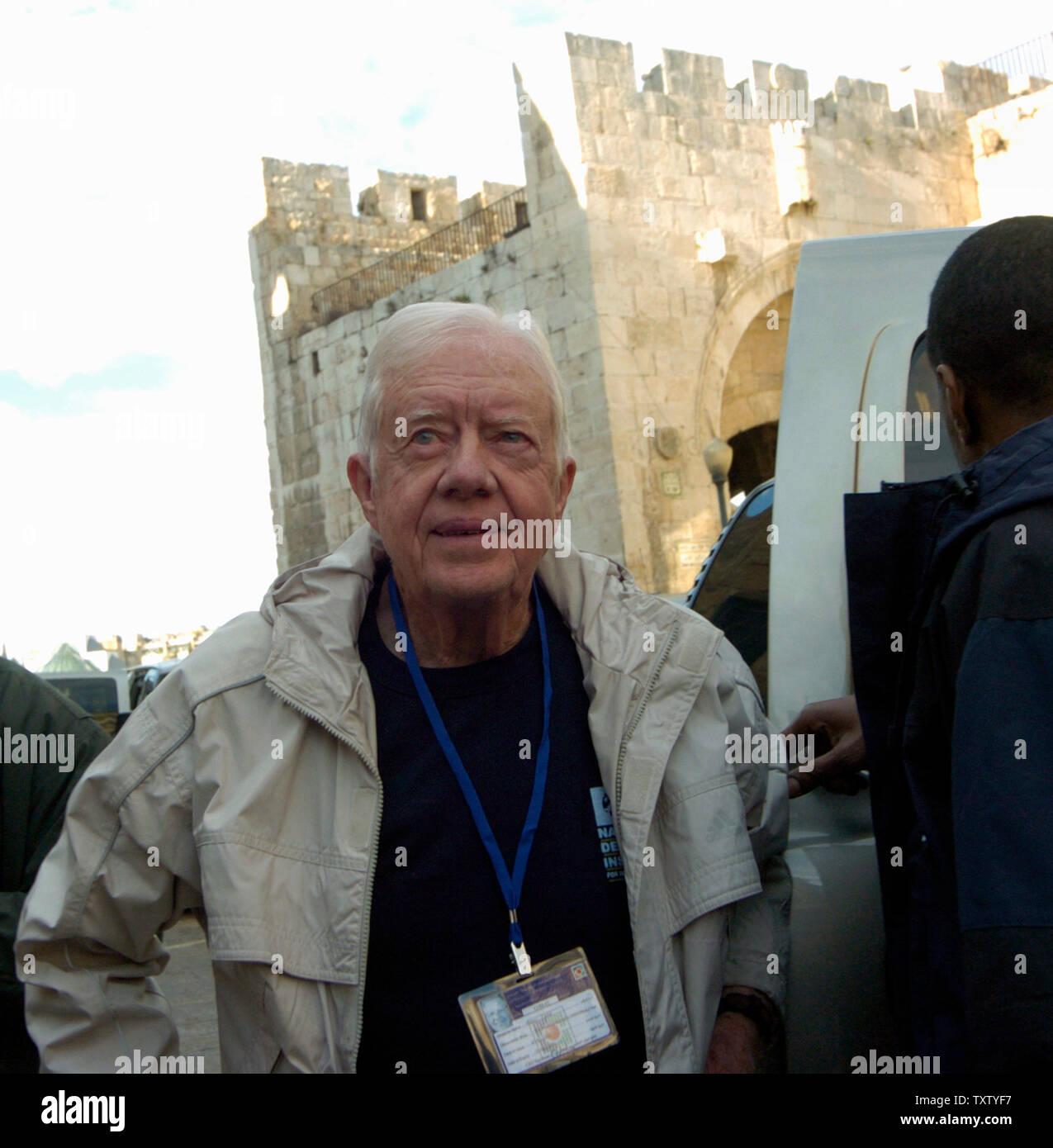 L'ex-Président américain Jimmy Carter arrive à un bureau de scrutin dans un bureau de poste à l'intérieur de la porte de Jaffa, dans la vieille ville, Jérusalem, 9 janvier 2005. Carter est le co-chef de la délégation pour observer et surveiller l'élection présidentielle palestinienne. Mahmoud Abbas devrait remporter l'élection alors que les Palestiniens d'exercer son droit de vote pour élire un successeur à la fin le dirigeant palestinien Yasser Arafat. (Photo d'UPI/Debbie Hill) Banque D'Images