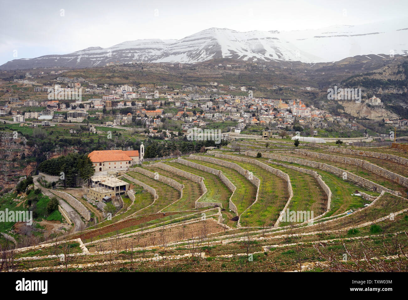 Bsharri, couvent et la neige mountainin Quadisha Valley, Liban Banque D'Images