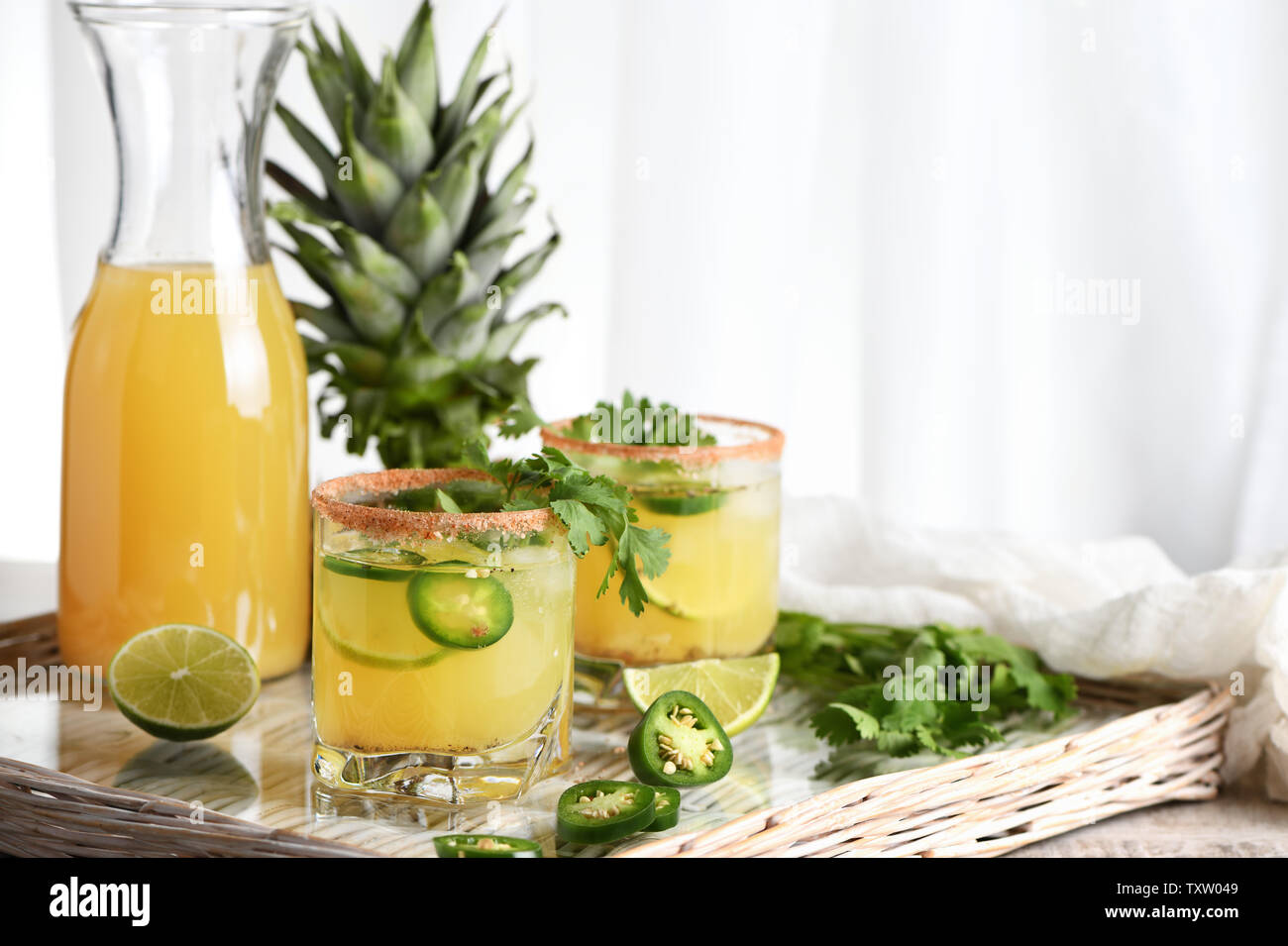 L'Ananas épicé margarita avec tranches de lime et le piment jalapeno, brins de coriandre Banque D'Images