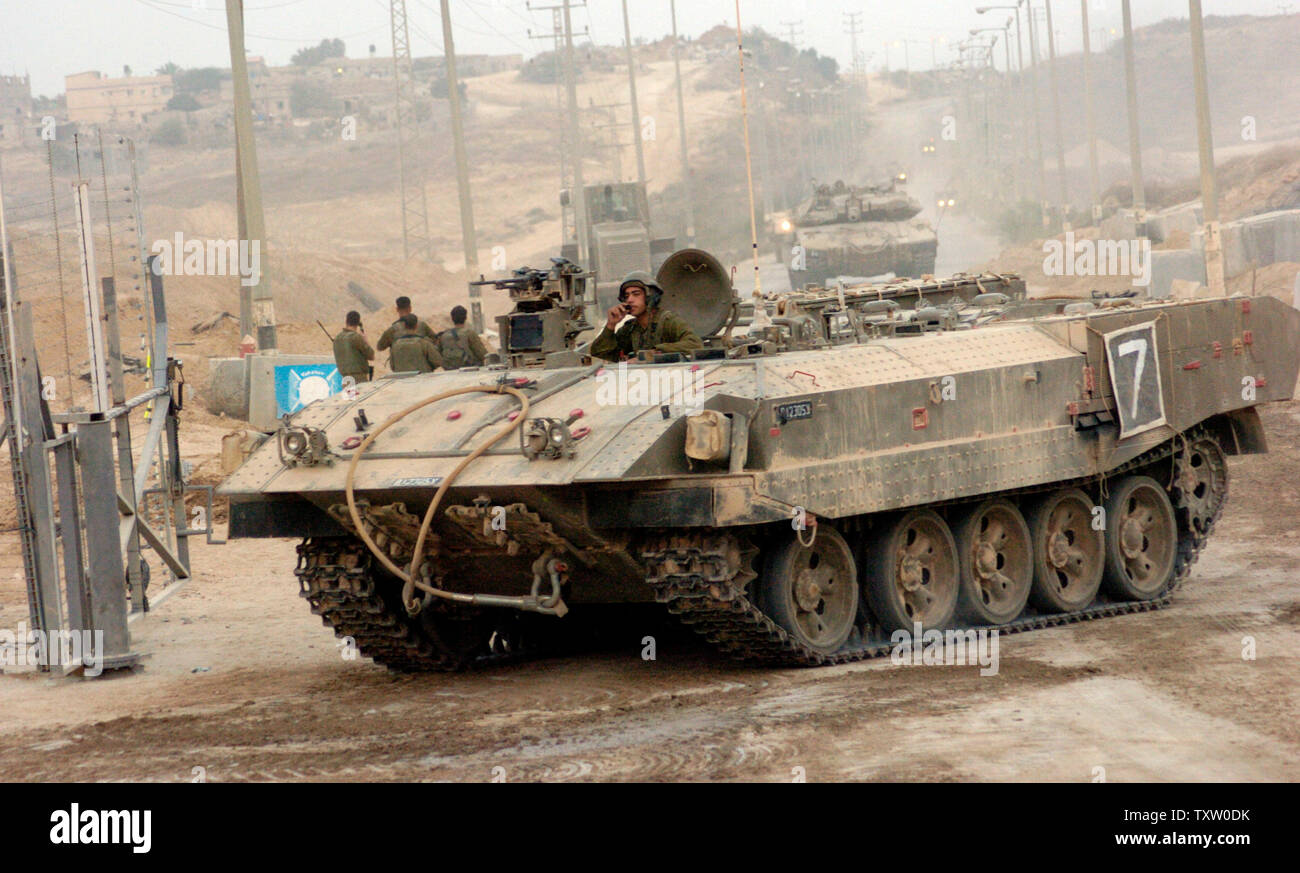 Un convoi de l'armée israélienne quitte la bande de Gaza, le 12 septembre 2005, complétant le désengagement de Gaza et de mettre fin à 38 ans de régime militaire qui a commencé durant la Guerre des Six Jours en 1967. (Photo d'UPI/Debbie Hill) Banque D'Images