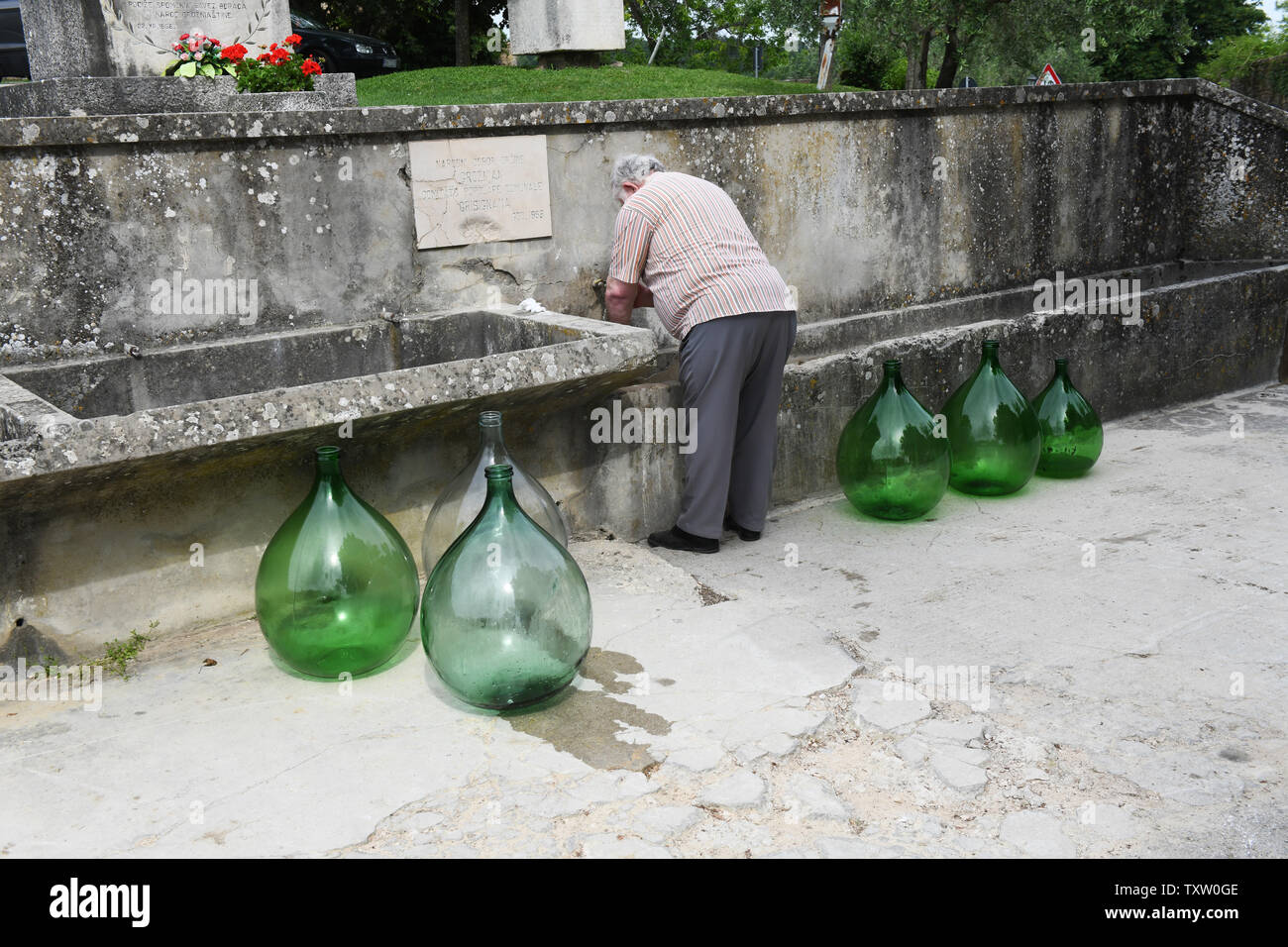 Grand nettoyage lavage des bouteilles en verre vert distillerie Groznjan le hilltop village célèbre pour ses truffes en Istrie, Croatie Banque D'Images