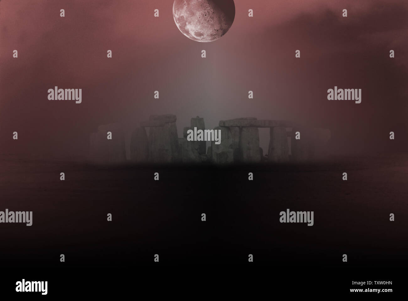 Paysage surréaliste. Stonehenge dans le brouillard. Pleine lune dans le ciel rouge Banque D'Images