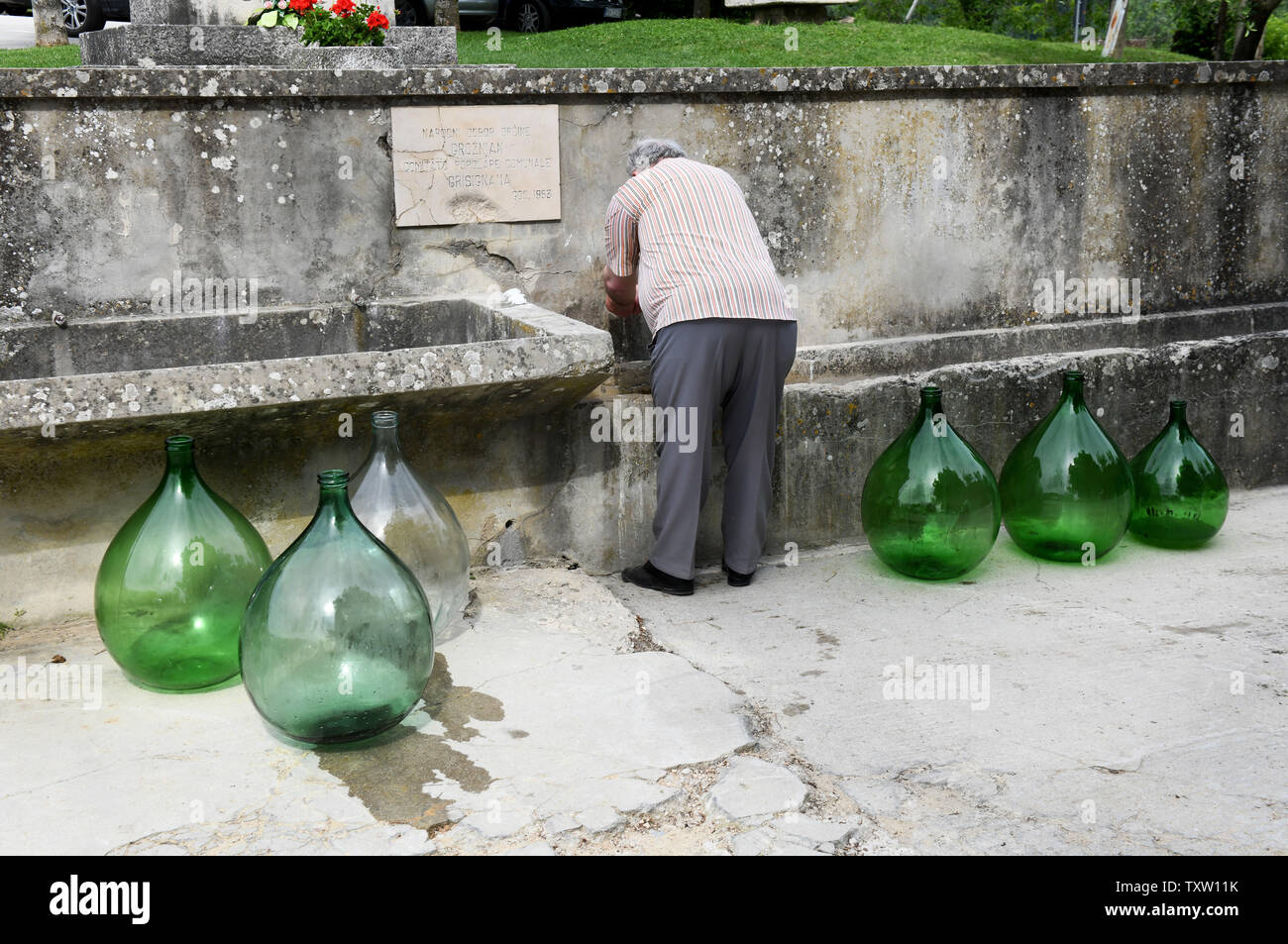 Grand nettoyage lavage des bouteilles en verre vert distillerie Groznjan le hilltop village célèbre pour ses truffes en Istrie, Croatie Banque D'Images