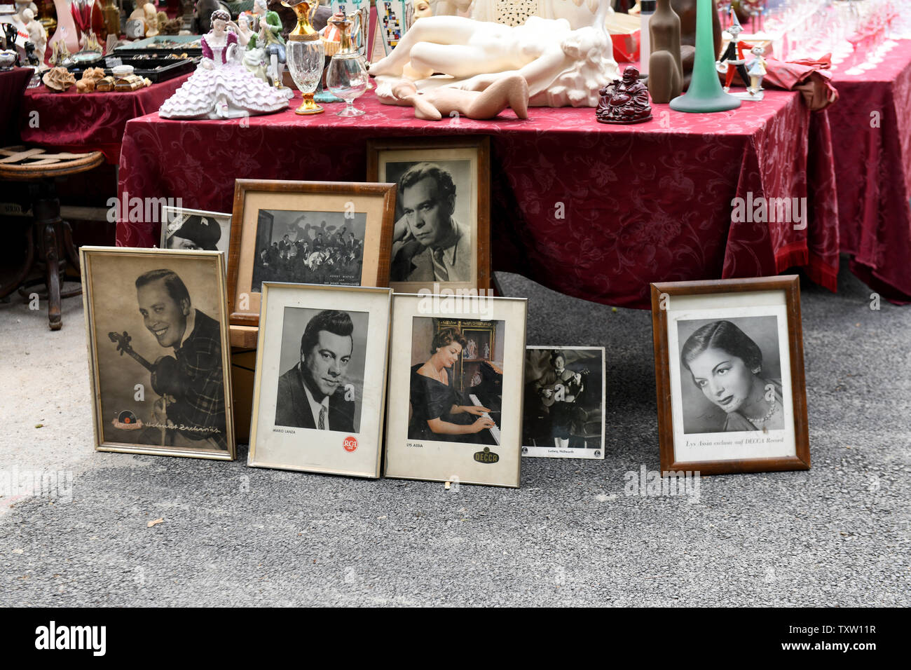 Photographies de vieux film stars et chanteurs en vente dans le marché Groznjan, Istrie, Croatie Banque D'Images