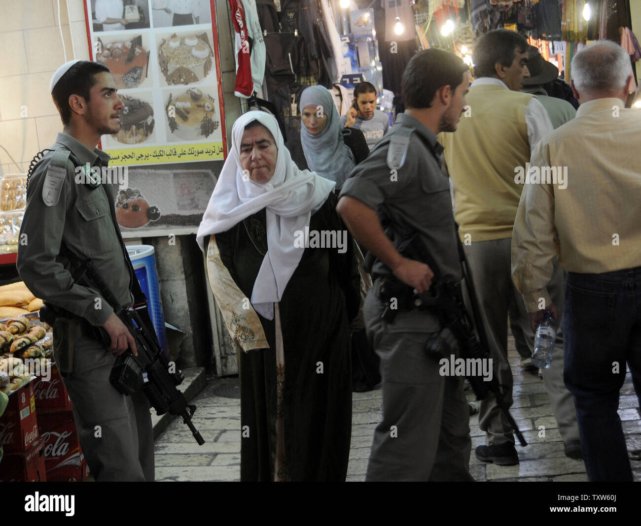 Les femmes arabes passent devant la police des frontières israélienne dans la vieille ville de Jérusalem, le 10 novembre 2008. Les résidents de Jérusalem va élire un nouveau maire demain à la tête de Jérusalem, la Ville sainte pour les trois grandes religions. Les candidats à la mairie de Nir Barkat, un : High tech laïque investisseur, Arkadi Gaydamak, un milliardaire Russe et un rabbin Meir Porush ultra-orthodoxes. (Photo d'UPI/Debbie Hill) Banque D'Images