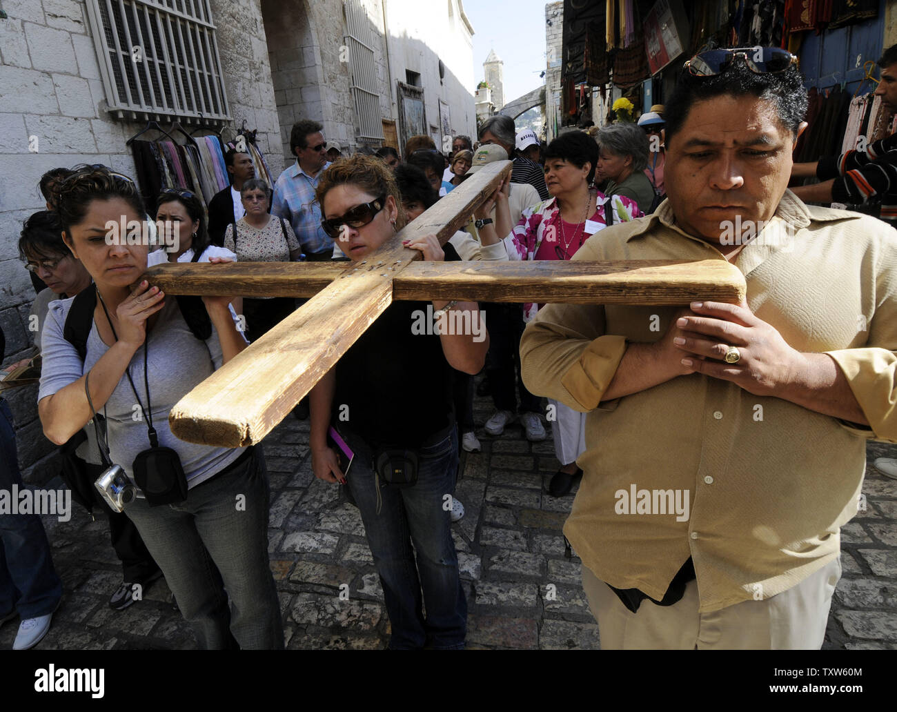 Pèlerins chrétiens portent une croix le long de la Via Dolorosa, le chemin de la croix, dans la vieille ville de Jérusalem, le 10 novembre 2008. Les résidents de Jérusalem va élire un nouveau maire demain à la tête de Jérusalem, la Ville sainte pour les trois grandes religions. Les candidats à la mairie de Nir Barkat, un : High tech laïque investisseur, Arkadi Gaydamak, un milliardaire Russe et un rabbin Meir Porush ultra-orthodoxes. (Photo d'UPI/Debbie Hill Banque D'Images