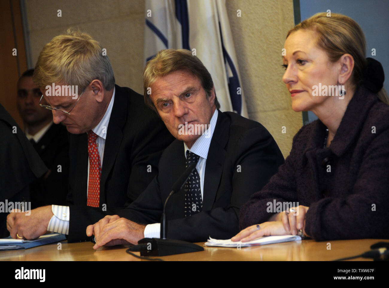 L-R : Le Ministre suédois des affaires étrangères Carl Bildt, Ministre des affaires étrangères français Bernard Kouchner et envoyé spécial de l'Union européenne Benita Ferrero Waldner, tenir une conférence de presse avec (pas vu) La ministre israélienne des Affaires étrangères Tzipi Livni, le ministre tchèque des Affaires étrangères, Karel Schwarzenberg, et profiter de l'UE Javier Solana sur l'opération israélienne à Gaza, le 5 janvier 2009. (Photo d'UPI/Debbie Hill) Banque D'Images