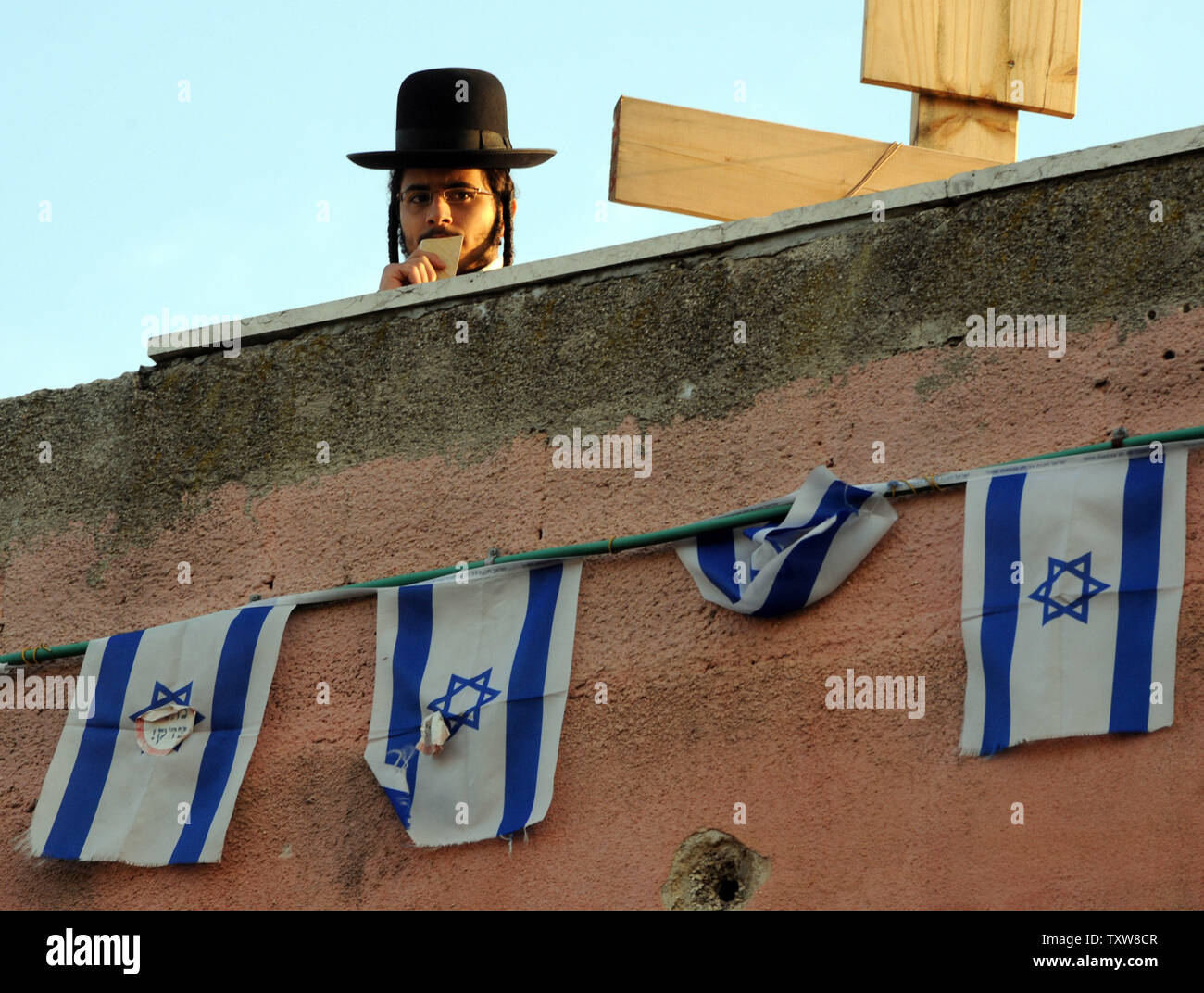 Un colon israélien ultra-orthodoxes se tient sur le toit d'une maison palestinienne aujourd'hui occupé par les Juifs à Sheikh Jarrah à Jérusalem-Est, le 2 février 2010. Le peuple palestinien a été la famille Gawi expulsées de force par la police israélienne en août 2009. UPI/Debbie Hill Banque D'Images