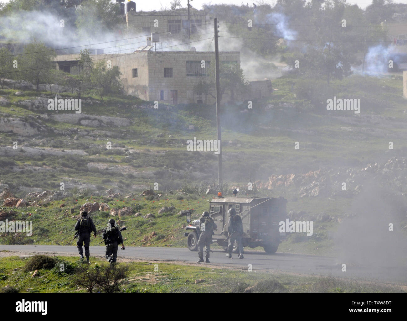 La police israélienne des frontières entre la Cisjordanie village En Nabi Salih après avoir tiré des gaz lacrymogènes sur des manifestants palestiniens, le 12 février 2010. Les Palestiniens disent que la colonie israélienne Halamish prend leurs terres et l'eau. UPI/Debbie Hill Banque D'Images