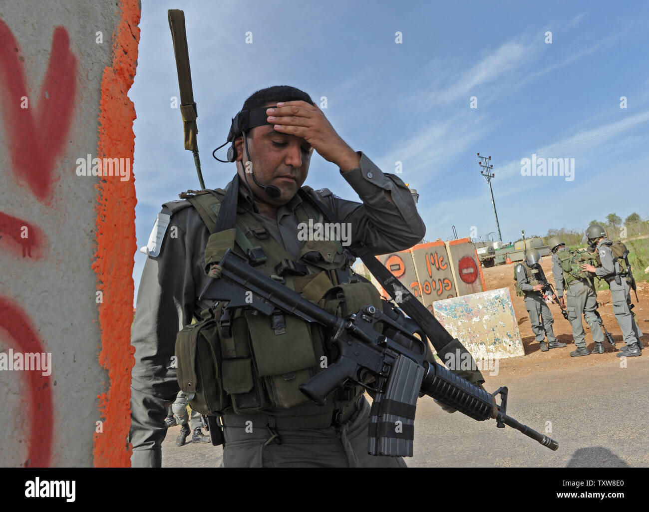 Une police des frontières israélienne marque une pause après avoir confronté les manifestants palestiniens, pas connu, dans le village en Nabi Salih, le 12 février 2010. Les Palestiniens disent que la colonie israélienne Halamish prend leurs terres et l'eau. UPI/Debbie Hill Banque D'Images