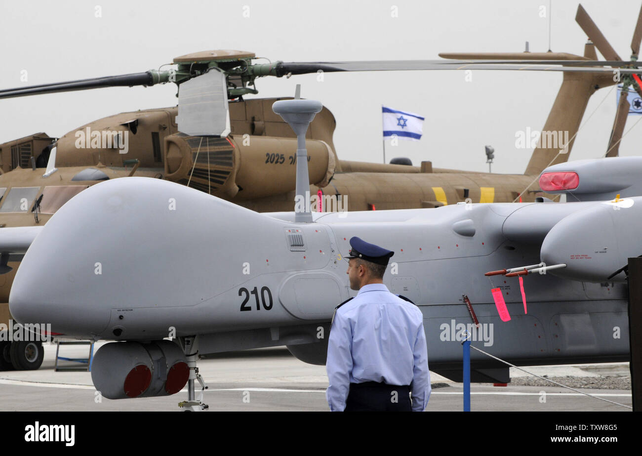 Un Israélien fait drone, le Heron TP, est affichée à une cérémonie d'intronisation dans la Force aérienne israélienne à la Base Aérienne de Tel Nof, le 21 février 2010. Le grand bourdon est construit par l'Israel Aerospace Industries, IAI, et est capable de voler à l'Iran. Il a une envergure de 86 pieds, la taille d'un jet de passagers et peut voler 20 heures consécutives. Le bourdon est principalement utilisé pour la surveillance et l'exercice charges utiles. UPI/Debbie Hill Banque D'Images