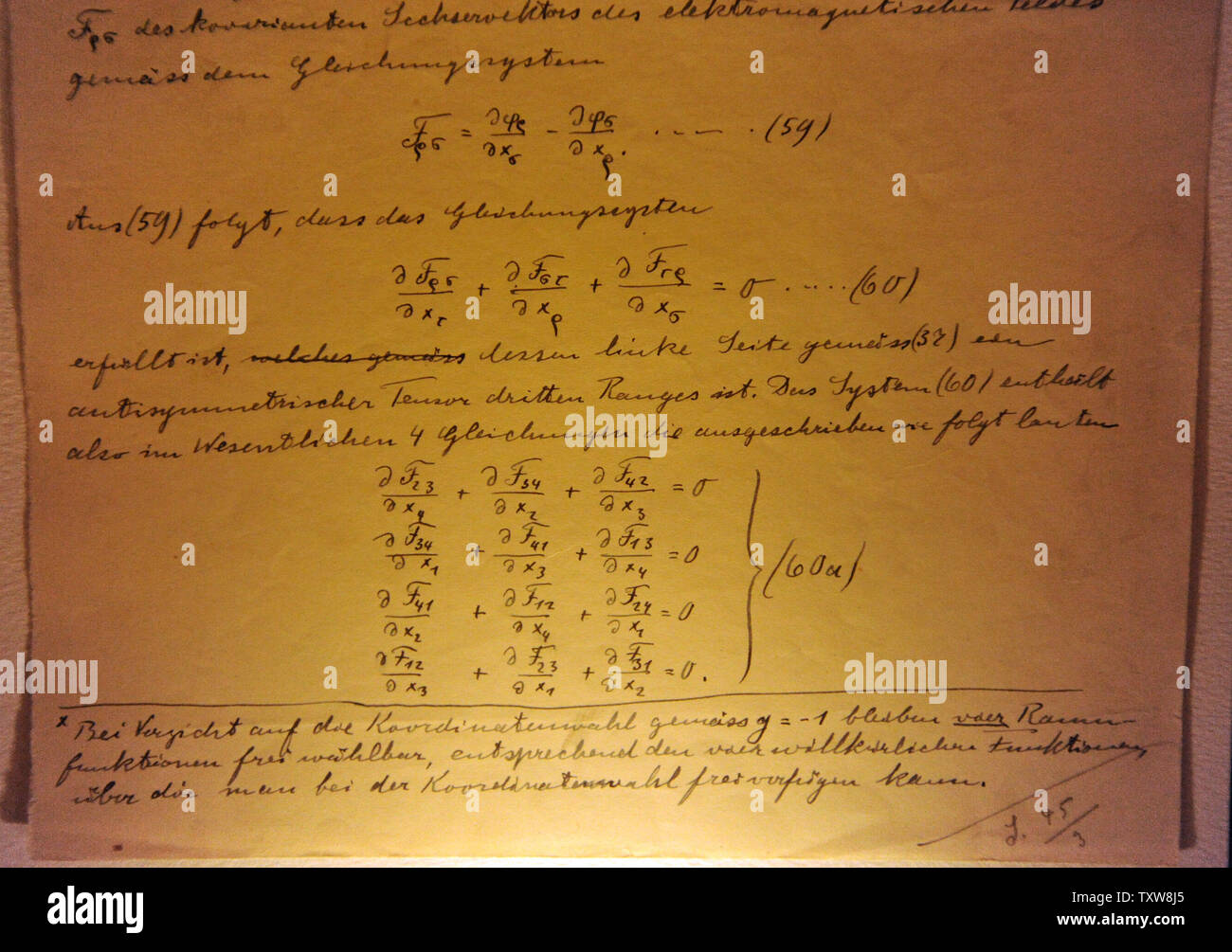 Un gros plan d'une section d'une page du manuscrit original d'Albert Einstein de la théorie générale de la relativité s'affiche lors d'une exposition à l'Académie israélienne des sciences et des sciences humaines à Jérusalem, le 7 mars 2010. L'exposition est l'affichage pour la première fois les 46 pages du manuscrit original d'Albert Einstein de la théorie de la relativité générale qu'il écrit en 1916. UPI/Debbie Hill Banque D'Images