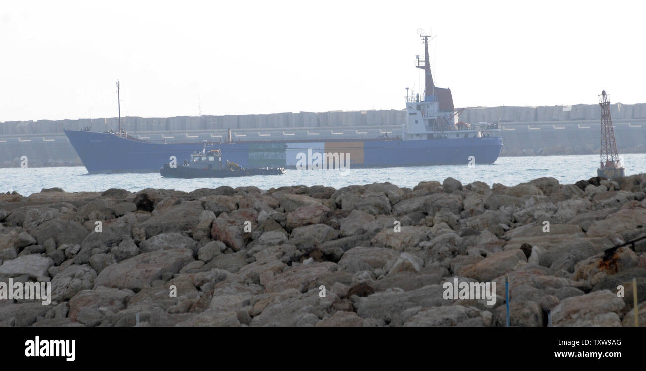 Les saisies de navires d'aide Rachel Corrie est escorté par des navires de la marine israélienne dans le port militaire d'Ashdod dans le sud d'Israël, le 5 juin 2010. Le navire d'aide 1 200 tonnes a été empêché par la marine israélienne d'atteindre Gaza pour acheminer de l'aide et des fournitures. UPI/Debbie Hill Banque D'Images