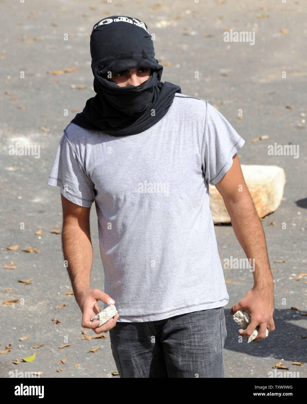 Des Israéliens arabes jeter des pierres sur la police anti-émeute israéliens lors d'affrontements après l'extrême droite israélienne ont défilé contre le mouvement islamique dans la ville arabe d'Oum al-Fahm, 27 octobre 2010. UPI/Debbie Hill Banque D'Images