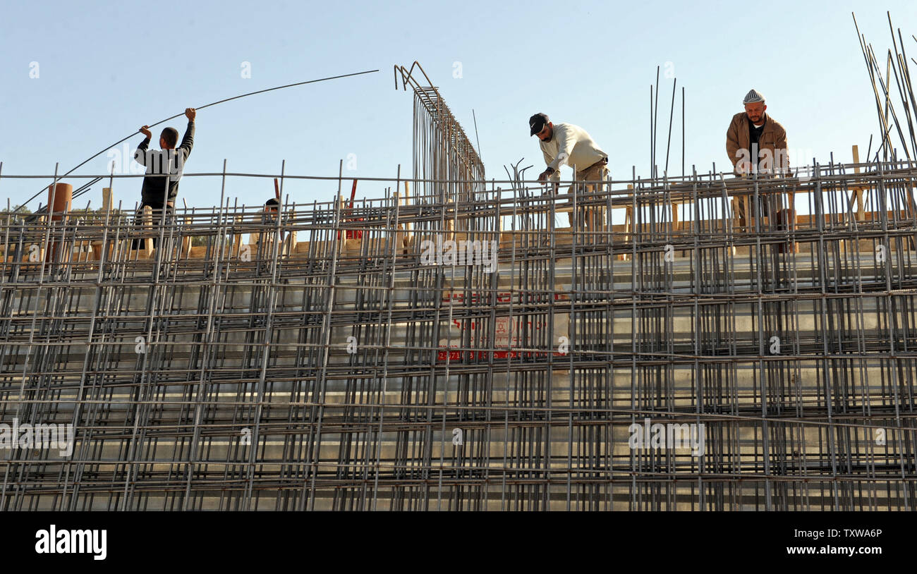 Les travailleurs de la construction palestinienne construire de nouveaux logements juifs dans la colonie Har Homa en Cisjordanie, le 28 décembre 2010. Plus de 35 000 travailleurs palestiniens sont employés bâtir de nouvelles maisons dans les colonies israéliennes en Cisjordanie. UPI/Debbie Hill Banque D'Images