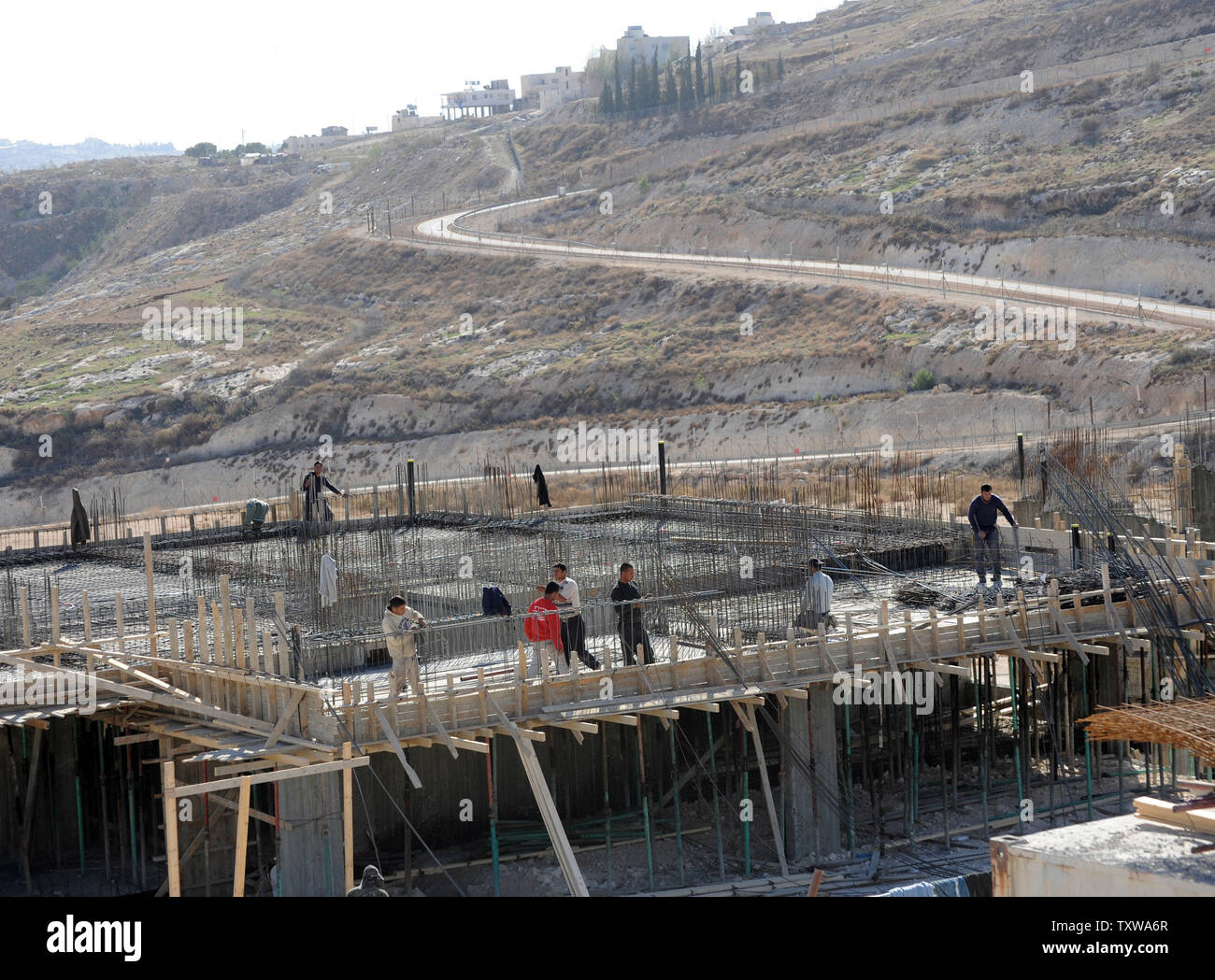 Les travailleurs de la construction palestinienne construire de nouveaux logements juifs dans la colonie Har Homa en Cisjordanie, le 28 décembre 2010. Plus de 35 000 travailleurs palestiniens sont employés bâtir de nouvelles maisons dans les colonies israéliennes en Cisjordanie. UPI/Debbie Hill Banque D'Images