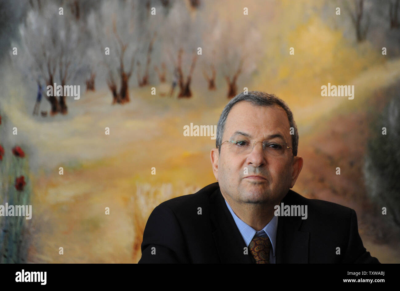 Le ministre de la Défense israélien Ehud Barak tient une conférence de presse à la Knesset, le Parlement israélien, à Jérusalem, où il a annoncé qu'il démissionne comme président du Parti du Travail, le 17 janvier 2011. Barak est de former un nouveau parti politique appelé Atzmaut, signifiant "indépendance" et il a promis qu'il sera, centriste, sioniste et parti démocratique. L'inattendu se déplacer n'est pas immédiatement menacer le Premier Ministre Benjamin Netanyahu's hardline coalition. UPI/Debbie Hill Banque D'Images Le ministre de la Défense israélien Ehud Barak tient une conférence de presse à la Knesset, le Parlement israélien, à Jérusalem, où il a annoncé qu'il démissionne comme président du Parti du Travail, le 17 janvier 2011. Barak est de former un nouveau parti politique appelé Atzmaut, signifiant "indépendance" et il a promis qu'il sera, centriste, sioniste et parti démocratique. L'inattendu se déplacer n'est pas immédiatement menacer le Premier Ministre Benjamin Netanyahu's hardline coalition. UPI/Debbie Hill Banque D'Images