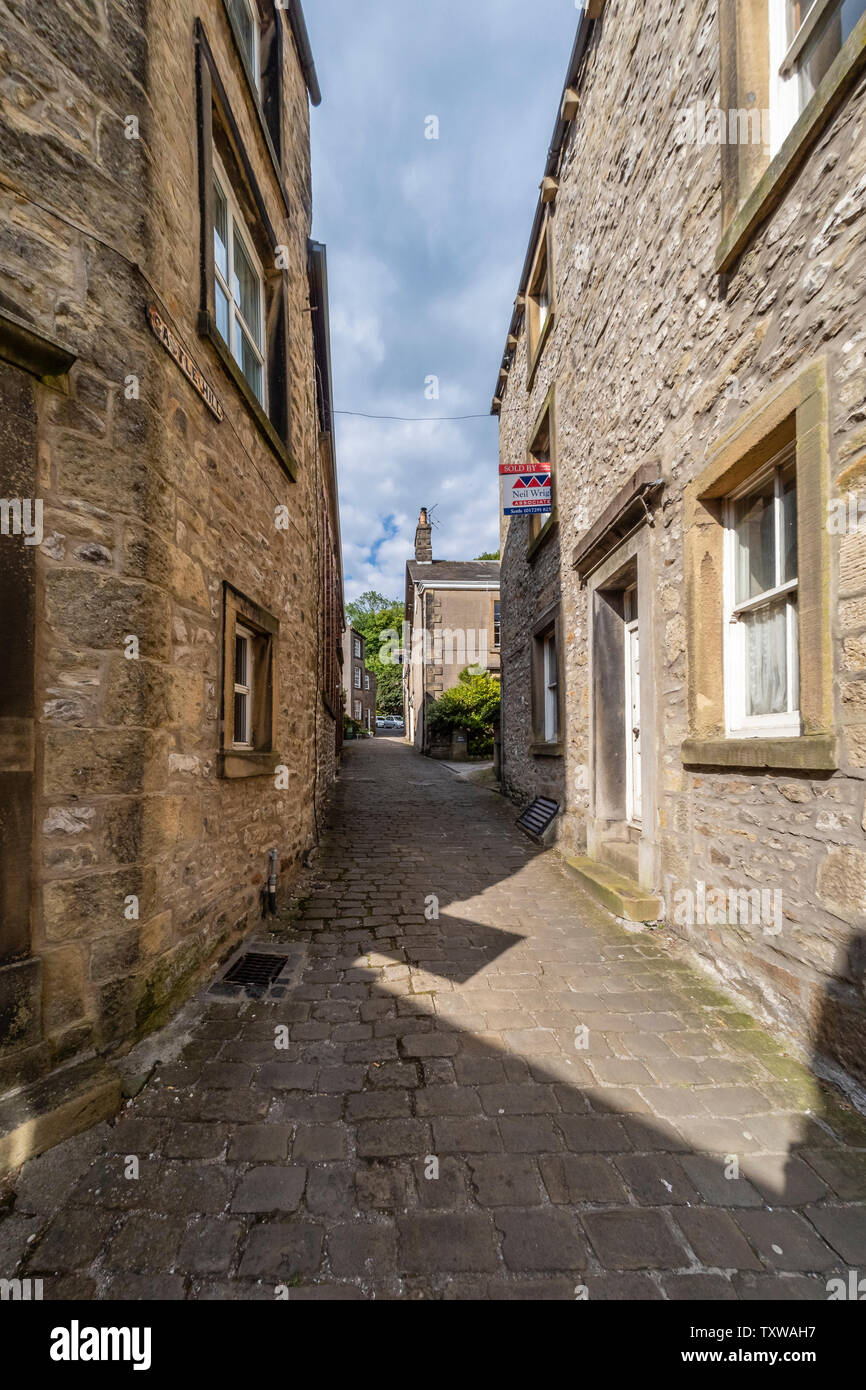 22/06/2019, s'installer, Yorkshire du Nord, UkHill Attermire marche le long4 cicatrice au-dessus de s'installer dans le Yorkshire Dales National Park un jour d'été. Banque D'Images