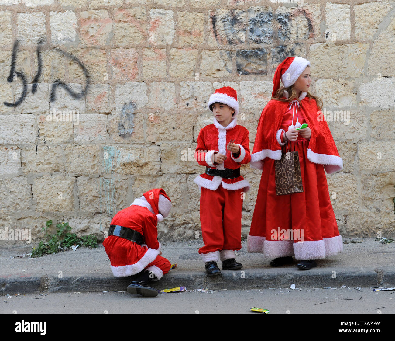 Juif ultra-orthodoxe enfants portent des costumes Père Noël tout en  célébrant la maison de Pourim À Mea Shearim à Jérusalem, le 21 mars 2011.  La fête juive de Pourim célèbre le salut