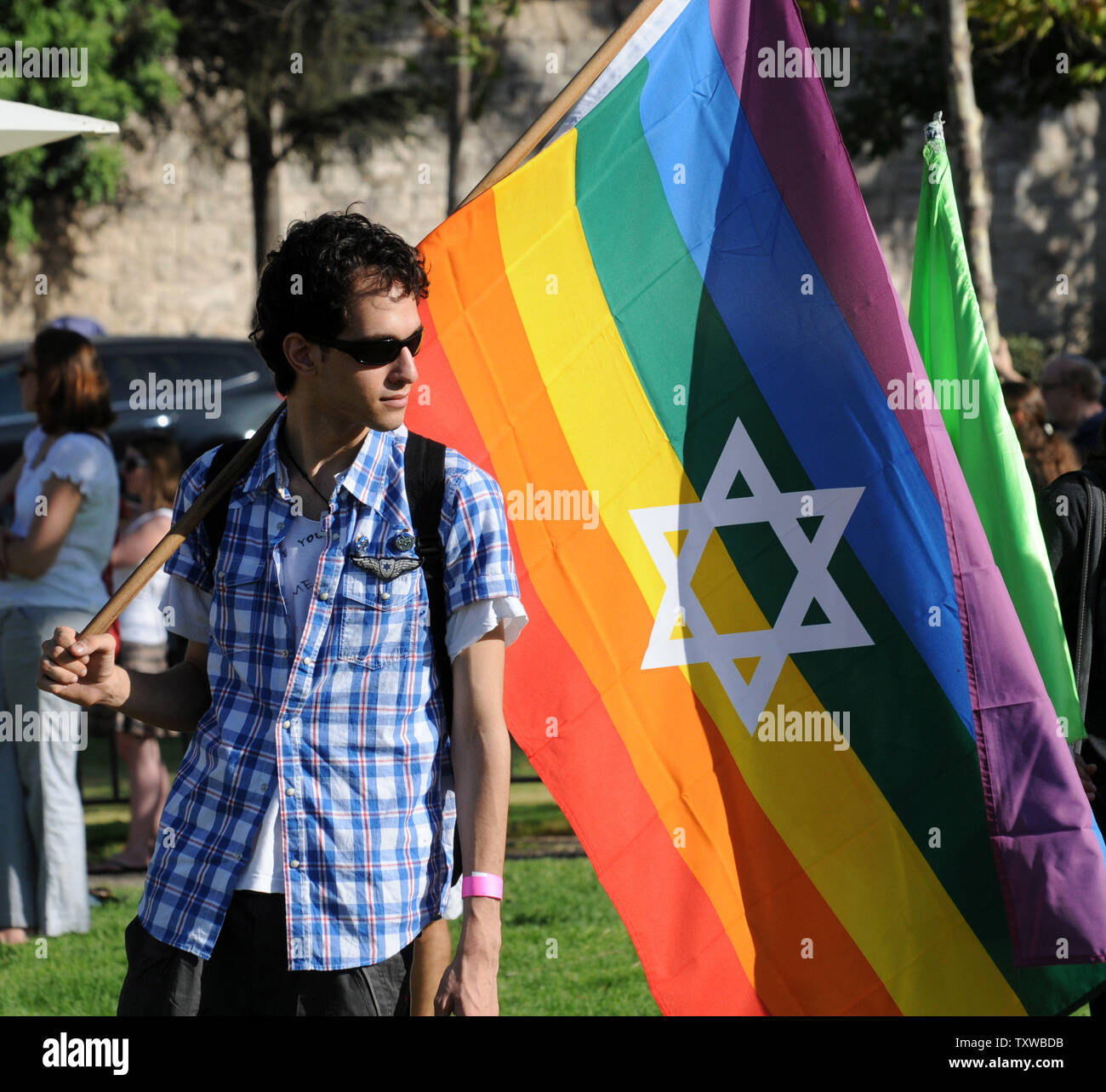 Un Israélien porte un drapeau arc-en-ciel avant le défilé annuel de la Gay Pride de Jérusalem et la tolérance dans le centre de Jérusalem, le 28 juillet 2011. UPI/Debbie Hill Banque D'Images