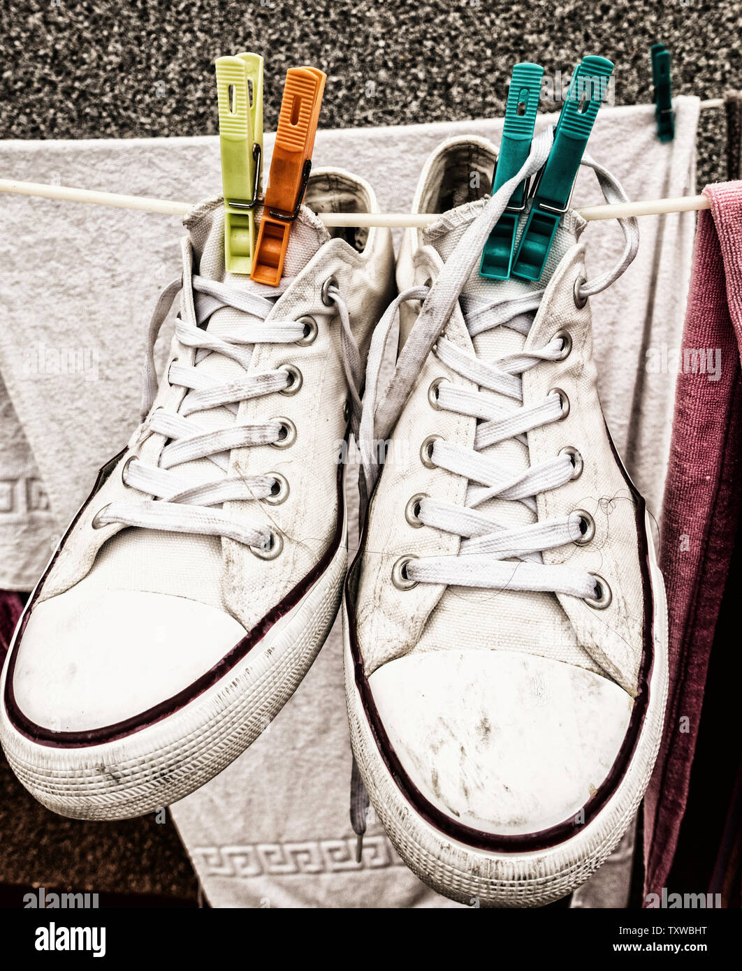 Sneakers, formateurs, formation de chaussures le lave-ligne. Banque D'Images