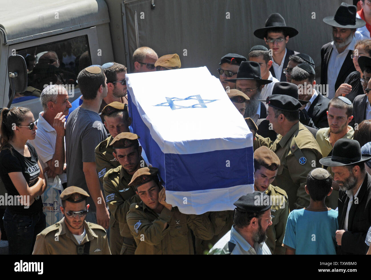 Des soldats israéliens porter le drapeau drapped cercueil du Sergent d'état-major Moshe Naftali, 22, à son enterrement au Cimetière militaire du Mont Herzl à Jérusalem, le 19 août 2011. Naftali a été tué dans le sud d'Israël lors d'une attaque terroriste d'hier. Huit Israéliens ont été tués dans trois attaques terroristes par des Palestiniens de Gaza qui ont pénétré en Israël par l'Égypte. UPI/Debbie Hill Banque D'Images