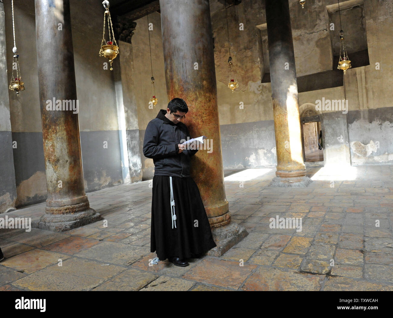 Un prêtre franciscain prie dans l'église de la Nativité, où la tradition croit que Jésus Christ est né, la veille de Noël dans la ville biblique de Bethléem, en Cisjordanie, le 24 décembre 2011. UPI/Debbie Hill Banque D'Images