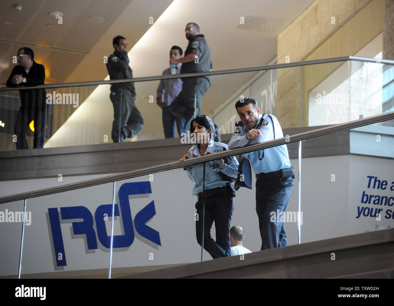 La police israélienne et de la police des frontières sont déployés à l'aéroport Ben Gourion, près de Tel-Aviv, le 15 avril 2012, d'arrêter des centaines de militants pro-Palestiniens d'entrer en Israël. Des centaines de policiers israéliens, beaucoup d, ont été déployés à l'aéroport pour bloquer l'arrivée de militants pro-palestiniens de prendre part à une 'Bienvenue à la Palestine' fly-in. Alors Israël pour empêcher l'entrée de militants, les compagnies aériennes étrangères d'avertissement qu'ils seraient forcés de payer la facture pour le retour immédiat des militants accueil. UPI/Debbie Hill Banque D'Images