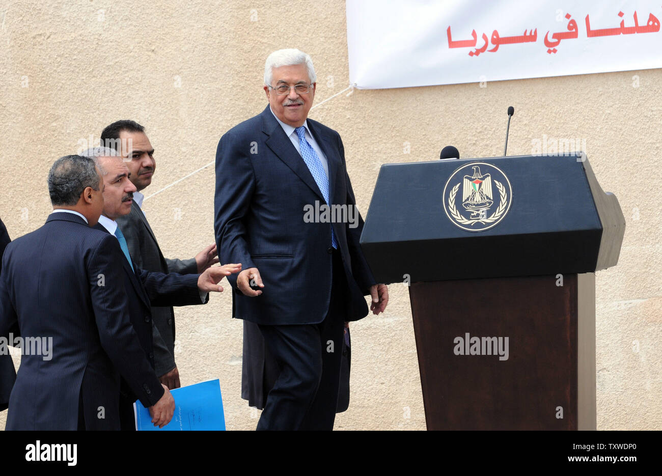Le président palestinien Mahmoud Abbas arrive à une cérémonie pour "La campagne pour le soulagement de notre peuple en Syrie", avant d'envoyer des camions transportant de l'aide alimentaire aux réfugiés palestiniens en Syrie à partir du complexe présidentiel à Ramallah, Cisjordanie, le 5 août 2012. La première expédition palestinienne de l'aide alimentaire aux réfugiés palestiniens en Syrie vont voyager de la Cisjordanie par la Jordanie pour rejoindre la Syrie. UPI/Debbie Hill Banque D'Images