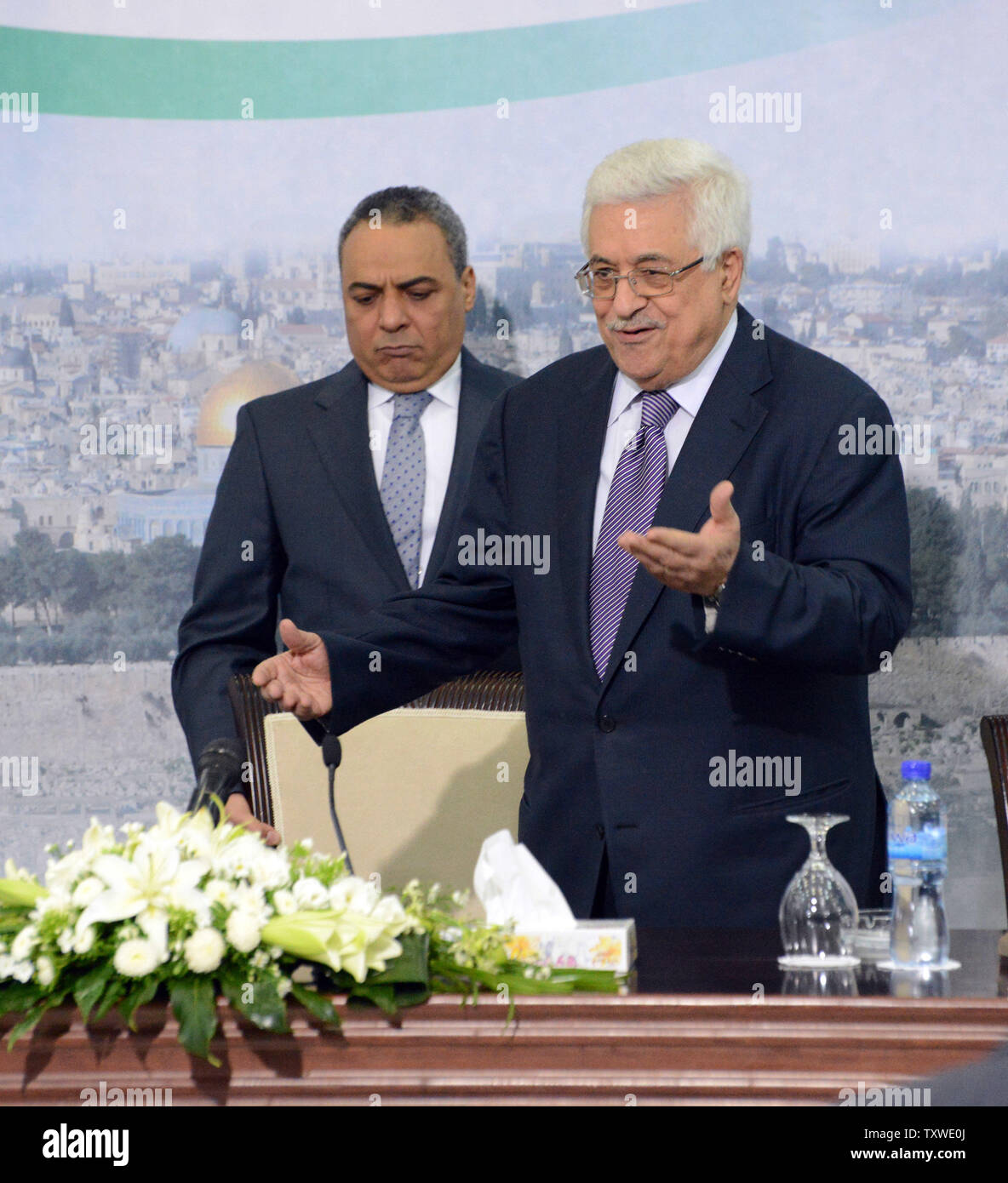 Le président palestinien Mahmoud Abbas arrive pour une conférence de presse dans le complexe présidentiel à Ramallah, en Cisjordanie, le 8 septembre 2012. Abbas a juré de se faire reconnaître comme un Etat non membre à l'état de l'Assemblée générale des Nations Unies à la fin de septembre. Il a également abordé la crise économique dans les territoires palestiniens et l'enquête de la mort du leader palestinien Yasser Arafat en retard. UPI/Debbie Hill Banque D'Images