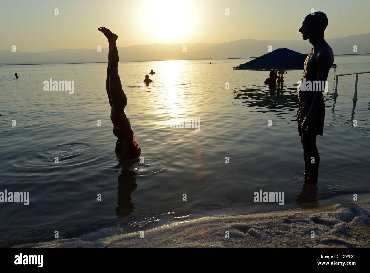 Un Israélien n'a yoga pose sur une croûte de sel dans la mer Morte au cours d'une israélienne et internationale de l'environnement et à l'aube de flottement de la protestation sociale contre la détérioration de la Mer Morte, Ein Bokek, Israel, le 14 septembre 2012. L'événement était organisé par Spencer Tunick, photographe américain. UPI/Debbie Hill Banque D'Images