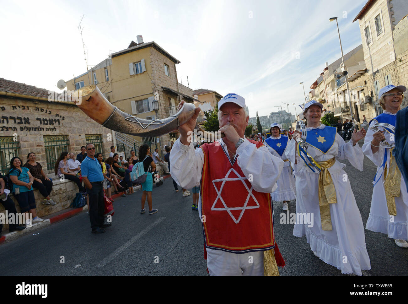 Un souffle Chrétien Pro-Israel un shofar, a ran's Horn, en marchant dans le défilé annuel de Jérusalem au cours de la maison de Souccot, ou fête des Tablernacles, dans le centre de Jérusalem, Israël, le 4 octobre 2012. Plus de 5 000 chrétiens de plus de 100 pays se sont rendus à Jérusalem pendant la Fête des Tabernacles, maison de vacances pour montrer leur soutien à Israël et le peuple juif à une activité parrainée par l'Ambassade chrétienne internationale à Jérusalem. UPI/Debbie Hill Banque D'Images