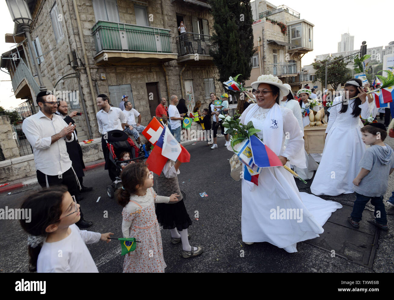 Les Israéliens à onde Pro-Israel chrétiens des Philippines comme ils mars à la parade annuelle de Jérusalem au cours de la maison de Souccot, ou fête des Tablernacles, dans le centre de Jérusalem, Israël, le 4 octobre 2012. Plus de 5 000 chrétiens de plus de 100 pays se sont rendus à Jérusalem pendant la Fête des Tabernacles, maison de vacances pour montrer leur soutien à Israël et le peuple juif à une activité parrainée par l'Ambassade chrétienne internationale à Jérusalem. UPI/Debbie Hill Banque D'Images