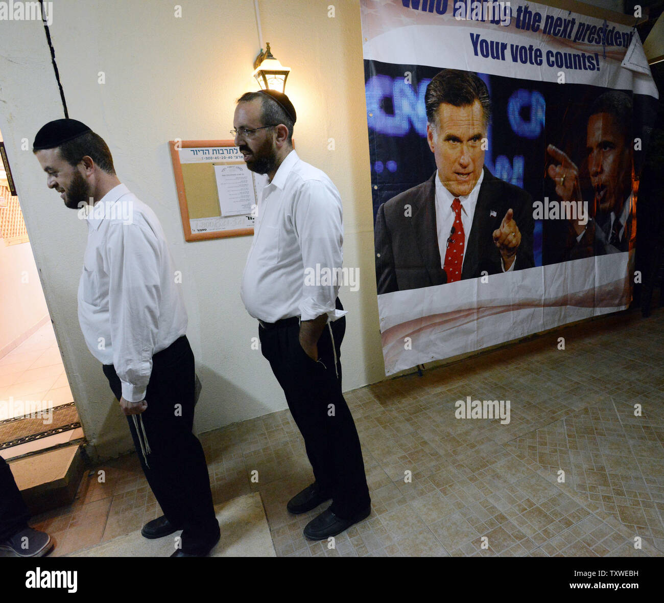 American juifs israéliens attendre pour les votes pour les élections présidentielles américaines à un bureau de vote temporaire mis en place dans une synagogue, par l'organisation 'JE Vote Israël', à Ramat Bet Shemesh, Israël, le 22 octobre 2012. UPI/Debbie Hill Banque D'Images