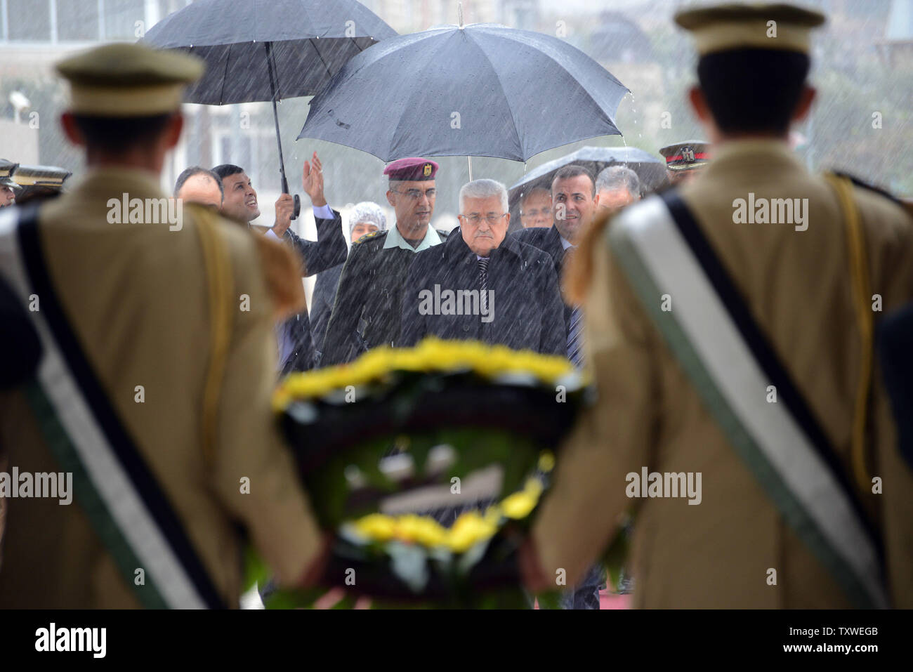 Le président palestinien Mahmoud Abbas arrive sur le mausolée de la fin chef Yasser Arafat sur le huitième anniversaire de sa mort à Ramallah, en Cisjordanie, le 11 novembre 2012. L'Autorité palestinienne est la coordination de l'exhumation du corps d'Arafat avec le russe, des experts suisses et français pour déterminer s'il est mort de poison. UPI/Debbie Hill Banque D'Images