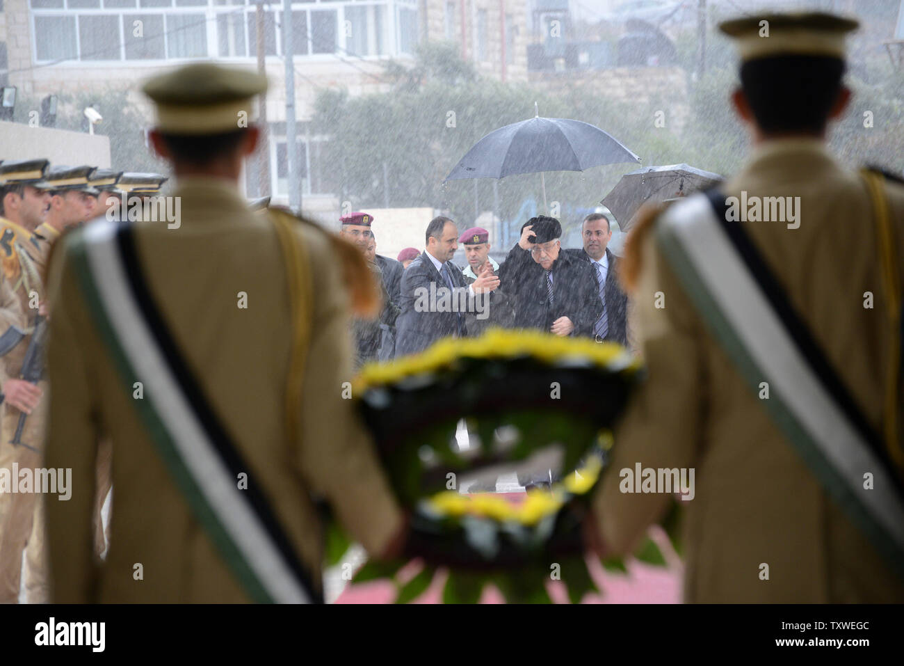 Le président palestinien Mahmoud Abbas arrive sur le mausolée de la fin chef Yasser Arafat sur le huitième anniversaire de sa mort à Ramallah, en Cisjordanie, le 11 novembre 2012. L'Autorité palestinienne est la coordination de l'exhumation du corps d'Arafat avec le russe, des experts suisses et français pour déterminer s'il est mort de poison. UPI/Debbie Hill Banque D'Images