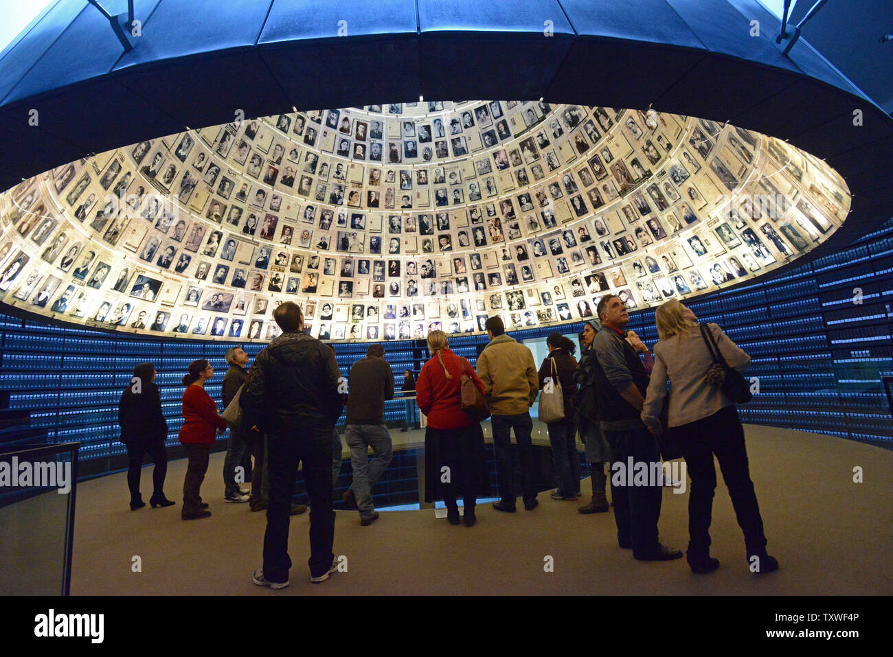 Les visiteurs regarder des photos de Juifs tués dans l'Holocauste dans la salle des noms dans le Musée de l'Holocauste Yad Vashem à Jérusalem, Israël, sur International Holocaust Remembrance Day, le 27 janvier 2013. Le Musée de l'Holocauste Yad Vashem commémore les six millions de Juifs tués par les Nazis pendant la Seconde Guerre mondiale. UPI/Debbie Hill. Banque D'Images