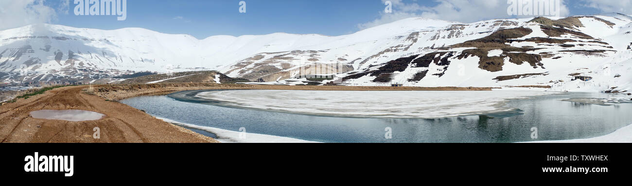 Étang avec de l'eau et la neige montagne près de Quadisha valley au Liban Banque D'Images