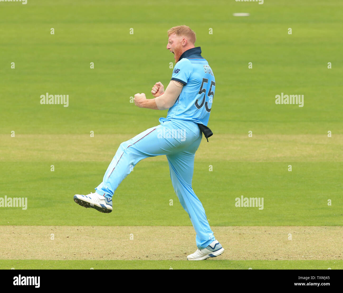 Londres, Royaume-Uni. 25 juin 2019. Ben Stokes de l'Angleterre célèbre en tenant le wicket de Usman Khawaja de l'Australie au cours de l'Angleterre v l'Australie, l'ICC Cricket World Cup Match, Lords, Londres, Angleterre. Credit : European Sports Agence photographique/Alamy Live News Banque D'Images