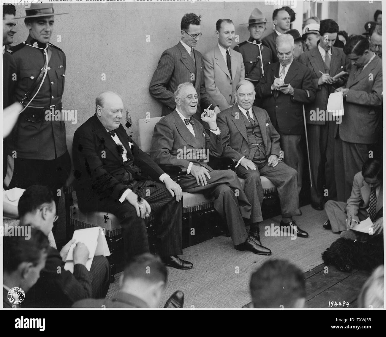 Les dirigeants américains et alliés à des conférences internationales ; la portée et contenu : Conférence de Québec. Le premier ministre Winston Churchill, le président Franklin D. Roosevelt, et le premier ministre MacKenzie King, sont interrogés par les journalistes lors de la conférence de presse à la Citadelle. Septembre, 1944. Banque D'Images