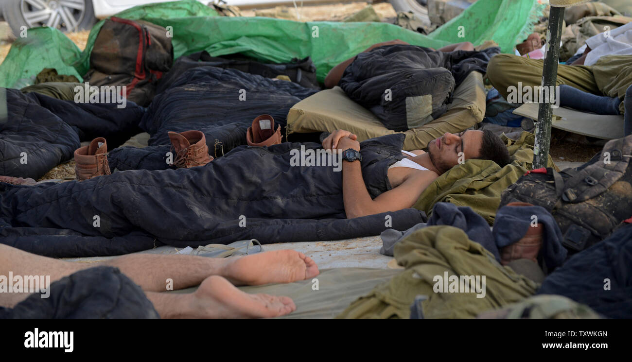 Des soldats israéliens dormir à une zone de préparation à un emplacement près de la frontière israélienne avec la bande de Gaza dans le sud d'Israël, le 28 juillet 2014. Les combats entre Israël et le Hamas a été plus calme au premier jour de la fête musulmane de l'Aïd Al Fitr, après la pression exercée par le Conseil de sécurité de l'ONU et le Président Barak Obama pour un cessez-le-feu immédiat. UPI/Debbie Hill Banque D'Images