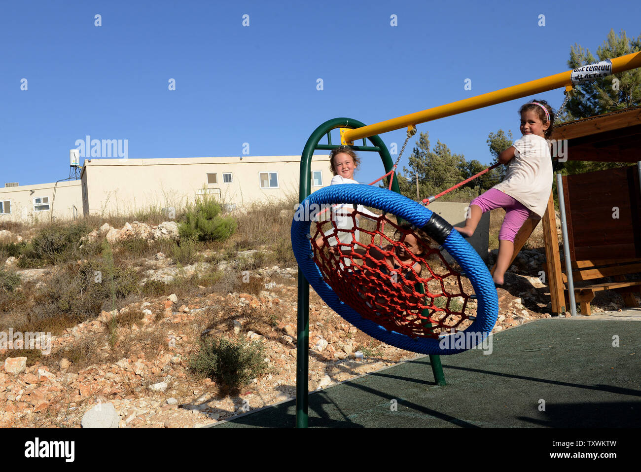 Les enfants des colons israéliens dans la colonie israélienne de Gva'ot dans le Goush Etzion, près de Bethléem, en Cisjordanie, le 2 septembre 2014. Cette semaine, Israël a annoncé qu'elle projette d'exproprier 988 acres de terres palestiniennes pour étendre la Gva'ot de règlement. Les responsables israéliens a indiqué que la décision était une décision politique après le meurtre de juin trois adolescents israéliens qui avaient été enlevés dans la région de Gush Etzion. UPI/Debbie Hill Banque D'Images