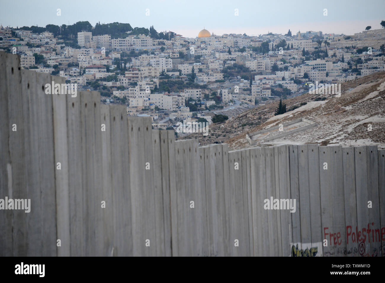 Une vue sur le dôme du Rocher à Jérusalem, au-delà du mur de séparation israélien d'Abu Dis en Cisjordanie, le 29 septembre 2014. Le Premier ministre israélien Benjamin Netanyahu n'a pas parlé d'un futur Etat palestinien dans son discours à l'Assemblée générale des Nations Unies aujourd'hui à New York. UPI/Debbie Hill Banque D'Images