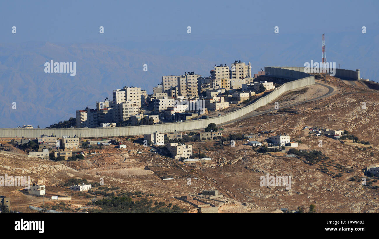 Le mur de séparation israélien maisons entoure d'Abu Dis en Cisjordanie, le 21 octobre 2014. UPI/Debbie Hill Banque D'Images