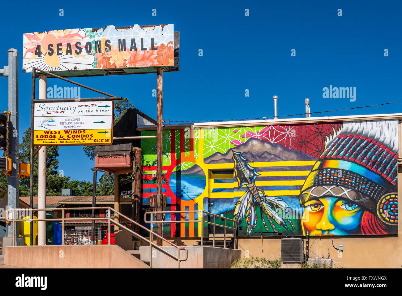 Ruidoso Projet Mural parrainé par l'Association Midtown Ruidoso, fresque sur les Quatre Saisons Mall, "Culture enchantée" par Logan Fle, Nouveau Mexique, USA. Banque D'Images