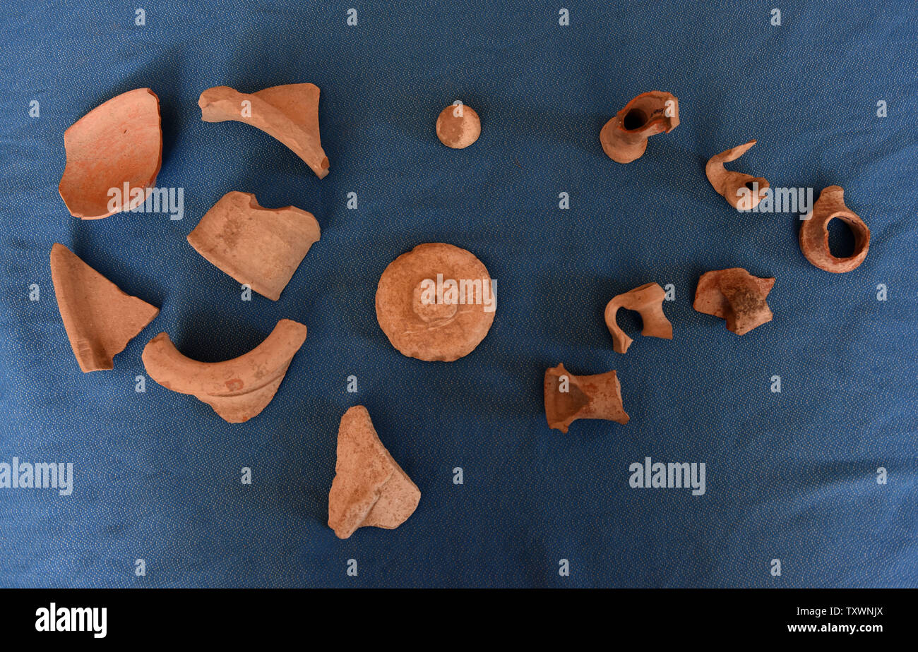 Objets archéologiques qui ont été découverts dans le salon d'une maison à l'Ein Kerem de Jérusalem, Israël, où 2 000 ans d'un mikvé, bain rituel juif, a été découvert sous la moquette de la chambre pendant les rénovations, Juillet 1, 2015. Les propriétaires israéliens de la maison privée découvert une paire de portes en bois sous un tapis qui a conduit à l'ancien bain rituel. La découverte de l'archéologue dire est important depuis Ein Kerem est considérée comme un lieu sacré pour le christianisme où selon le Nouveau Testament, Jean le Baptiste est né et où sa mère enceinte Elizabeth rencontré Ma Banque D'Images